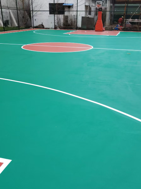 九真镇 球场长期使用易出现地面开裂